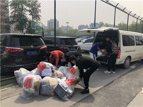 19众爱组织前来运走捐赠物品