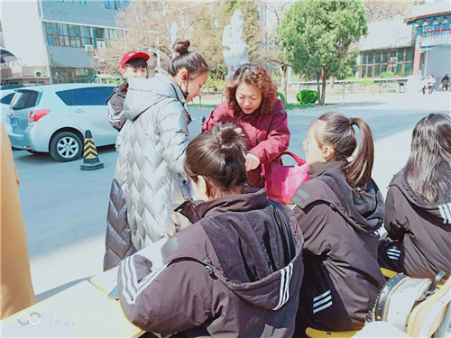 9师生积极参加捐赠活动