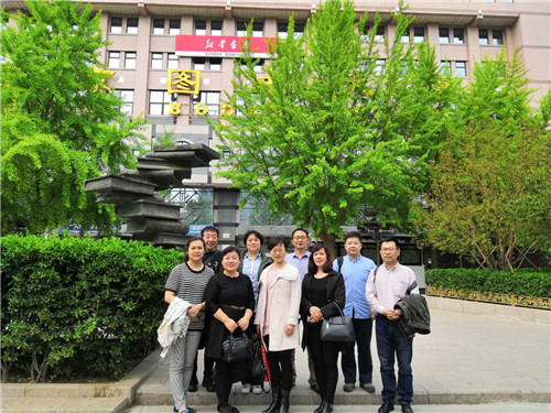 1支部党员在图书大厦前合影