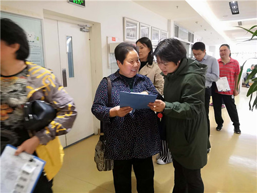 2、刘靖老师服务老干部