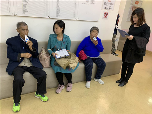 4刘少华、翟婷婷服务老干部