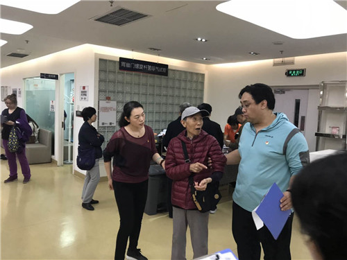 5、张鹏、原野老师服务老干部