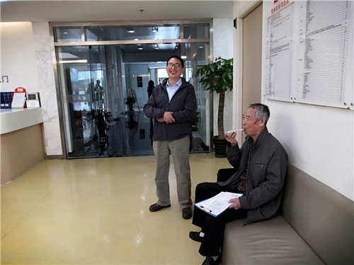 7、章秋君老师服务老干部