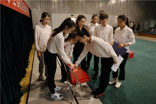 1候选人用抽签制决定竞选演讲顺序