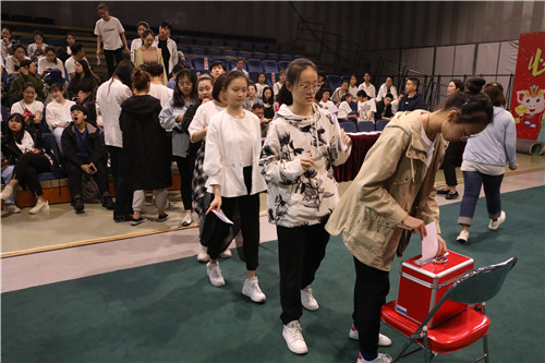 16学生代表和学生骨干有序进行投票