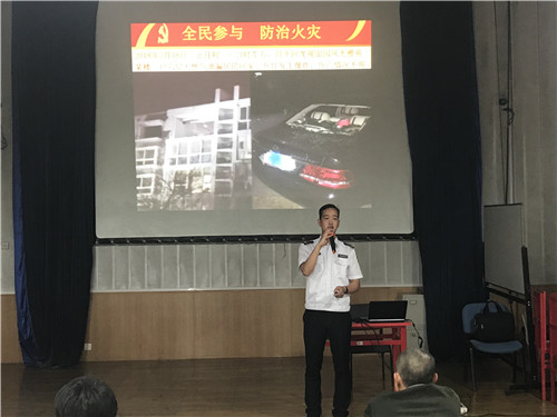 图2：刘教员向教职工展示现场案例