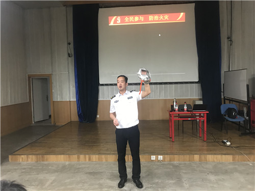 图3：刘教员讲解防火面具佩戴方法