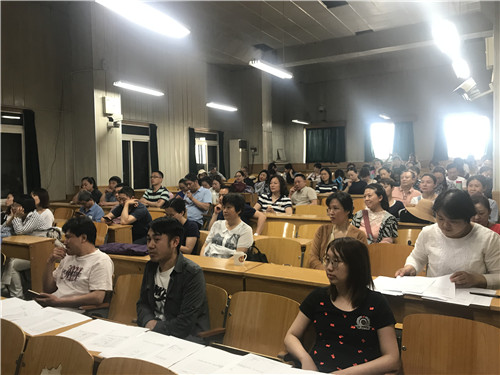 图4：教职工认真聆听