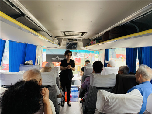 党委书记毕兆炜到车上看望老同志1