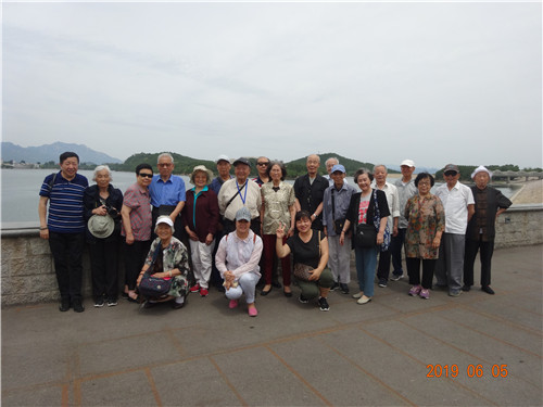 离退休老师雁栖湖集体合影2