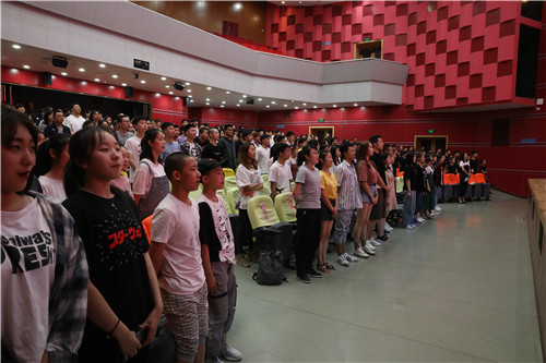 3、全体师生奏唱国歌