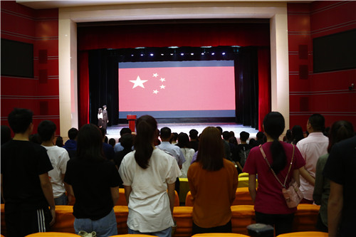 4、全体师生奏唱国歌