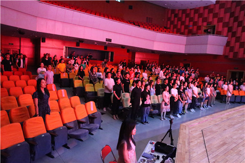 3、全体起立 奏唱国歌