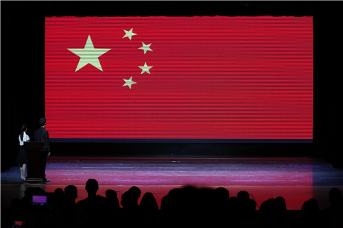 4、全体师生奏唱国歌