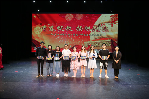 8、副院长许翠为毕业生代表颁发毕业证