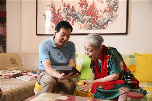 2文旅局副巡视员、工会主席邹伟南向孙毓敏院长赠送奖章