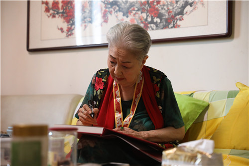 4孙毓敏院长向文旅局赠书并签字