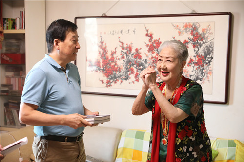 5孙毓敏院长向文旅局赠书