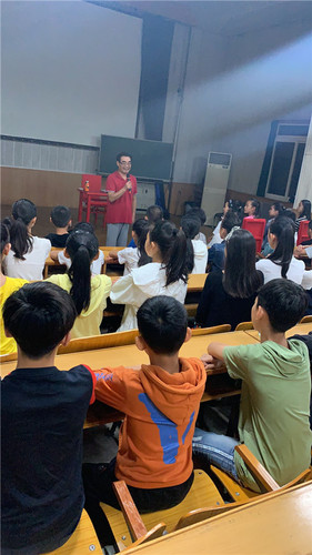 1.入学教育会场-主讲关工委王如昆老师