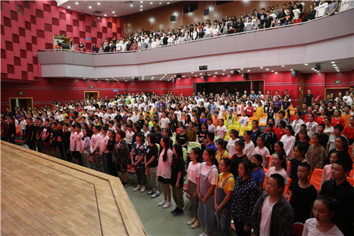 2、全场起立 齐唱国歌