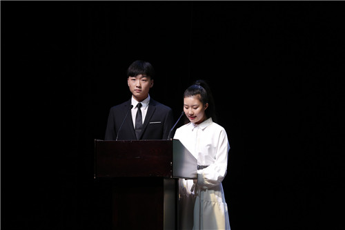 4、学生主持人宣读2018-2019学年度各项获奖名单