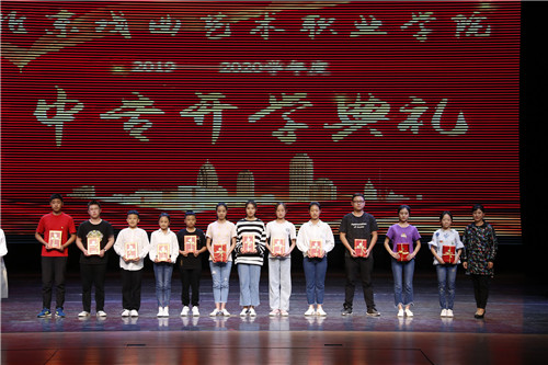 5、副院长许翠与荣获“年度进步奖”的学生代表合影