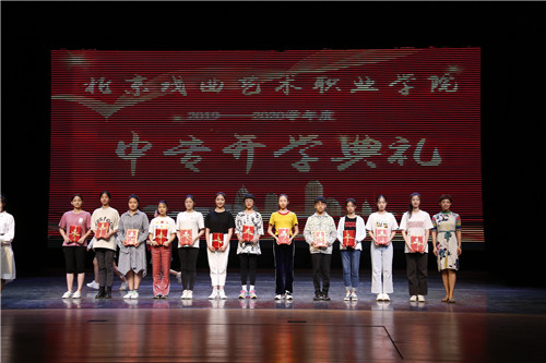 6、副院长吴蕾与荣获“年度文化学习优胜奖”的学生代表合影