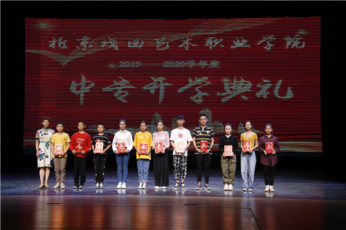 7、副院长吴蕾与荣获“年度专业学习优胜奖”的学生代表合影