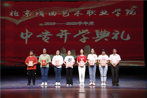 8、副院长黄平与荣获“优秀团干部”的学生合影