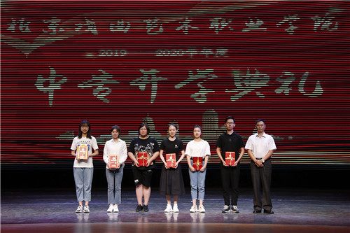 9、副院长黄平与荣获“优秀团员”的学生合影