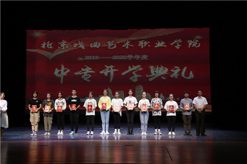 10、副院长黄平与荣获“年度优秀学生干部”的学生代表合影