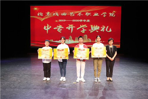 12、党委书记毕兆炜与荣获“优秀班集体”的学生代表合影