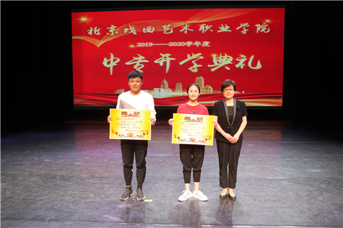 13、党委书记毕兆炜与荣获“先进团支部”的支部书记合影