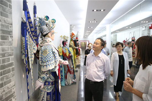 3宋宇局长一行参观京剧艺术展