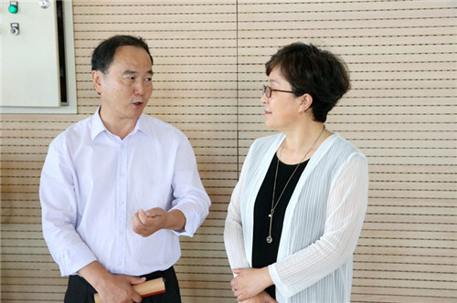 4宋宇局长与我院党委书记毕兆炜亲切交谈