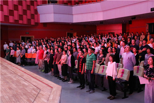 1全体起立唱国歌