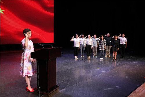 4副院长吴蕾带领新教师进行入职宣誓