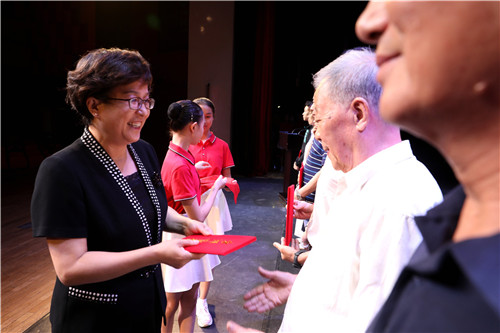 22党委书记毕兆炜为获奖教师颁奖