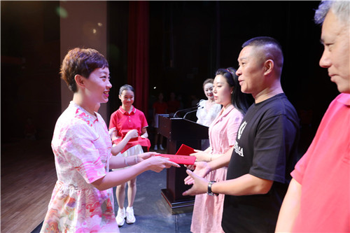 22副院长吴蕾为获奖教师颁奖