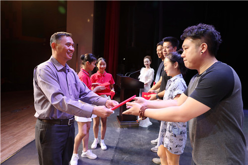 25副院长黄平为获奖教师颁奖