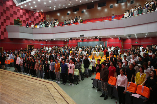 2、全场起立 齐唱国歌