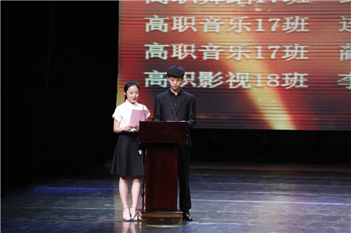 4、学生主持人宣读2018-2019学年度各项获奖名单