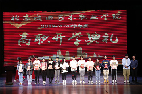 5、副院长黄平与荣获“年度进步奖”的学生合影