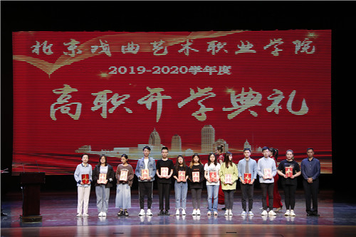 6、副院长黄平与荣获“年度文化学习优胜奖”的学生合影