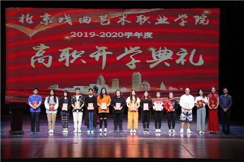 7、副院长黄平与荣获“年度专业学习优胜奖”的学生合影