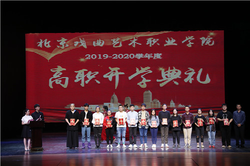 7、副院长黄平与荣获“优秀团干部、优秀团员”的学生合影