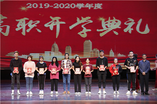 8、副院长黄平与荣获“年度优秀学生干部”的学生合影