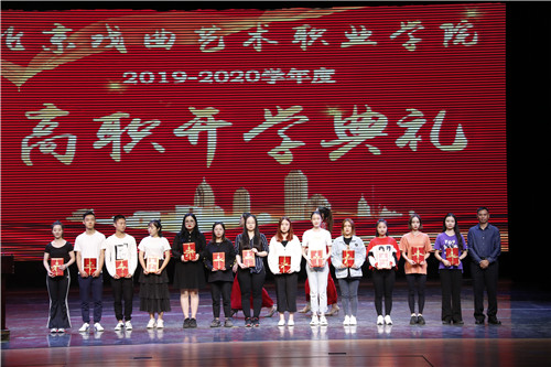 9、副院长黄平与荣获“优秀学生”的学生合影