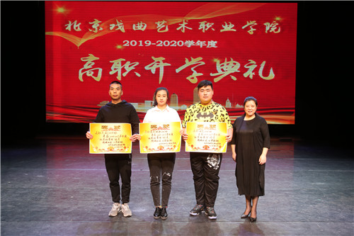 10、副院长黄珊珊与荣获“优秀班集体”的学生代表合影