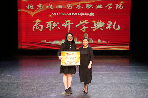 11、副院长黄珊珊与荣获“先进团支部”的支部书记合影